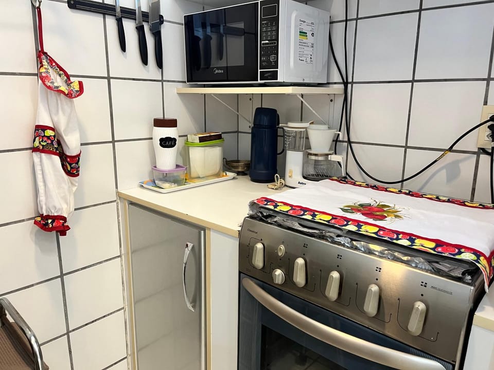 Coffee/tea facilities, Kitchen or kitchenette, stove