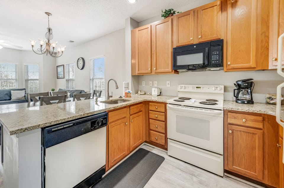 Large 3BR Private Condo Pool Tennis Great Location House in South Carolina