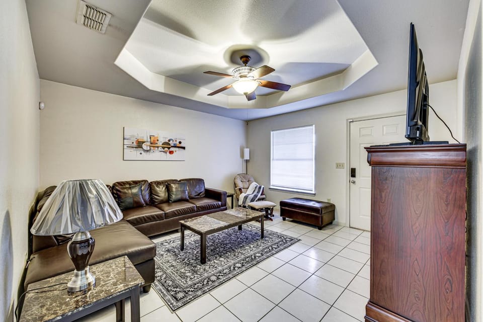 Hot Tub! Dog-Friendly Gem 6 Mi to Dtwn Brownsville House in Brownsville