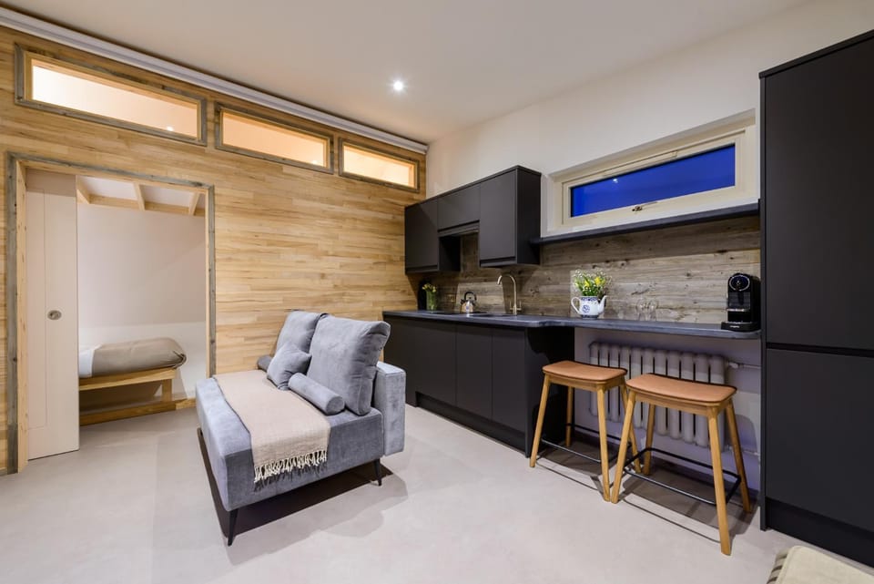 Coffee/tea facilities, microwave, toaster, kitchen