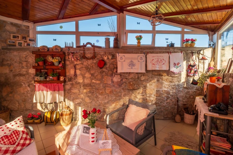 Balcony/Terrace, Decorative detail, Seating area, On site, Text overlay, Area and facilities, Family