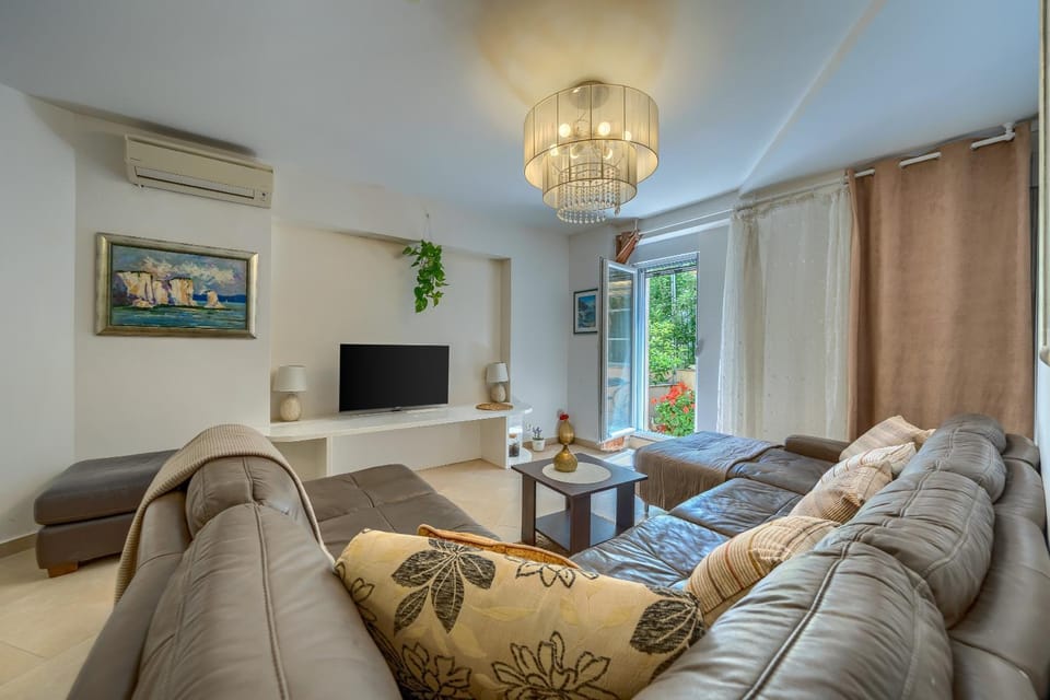 TV and multimedia, Living room, Seating area, air conditioner