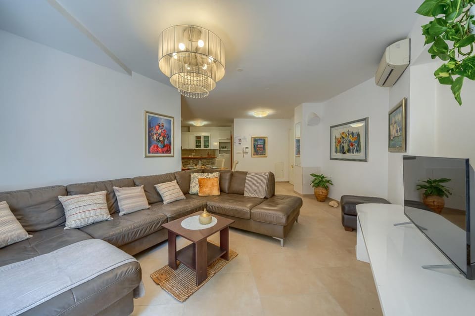 TV and multimedia, Living room, Seating area, air conditioner