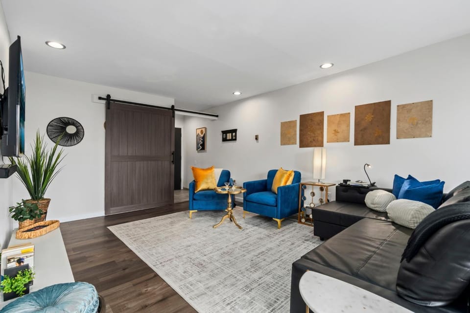 Day, Living room, Seating area, furniture
