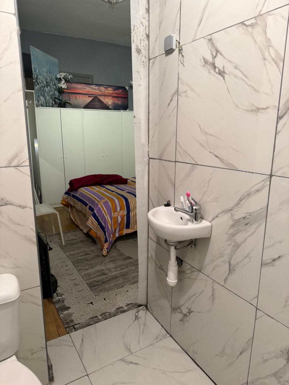 Fly City châtelet Bed and Breakfast in Wallonia, Belgium