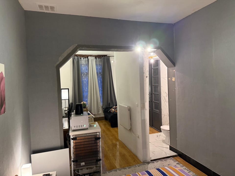 Fly City châtelet Bed and Breakfast in Wallonia, Belgium