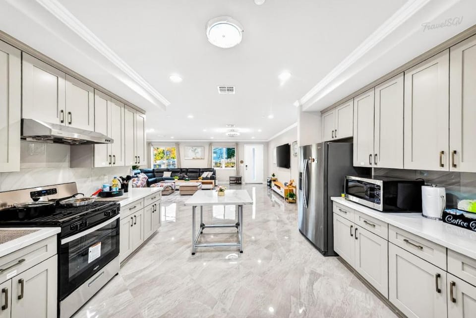 Spacious 6BR Stay with Parking and Near DTLA House in City of Industry