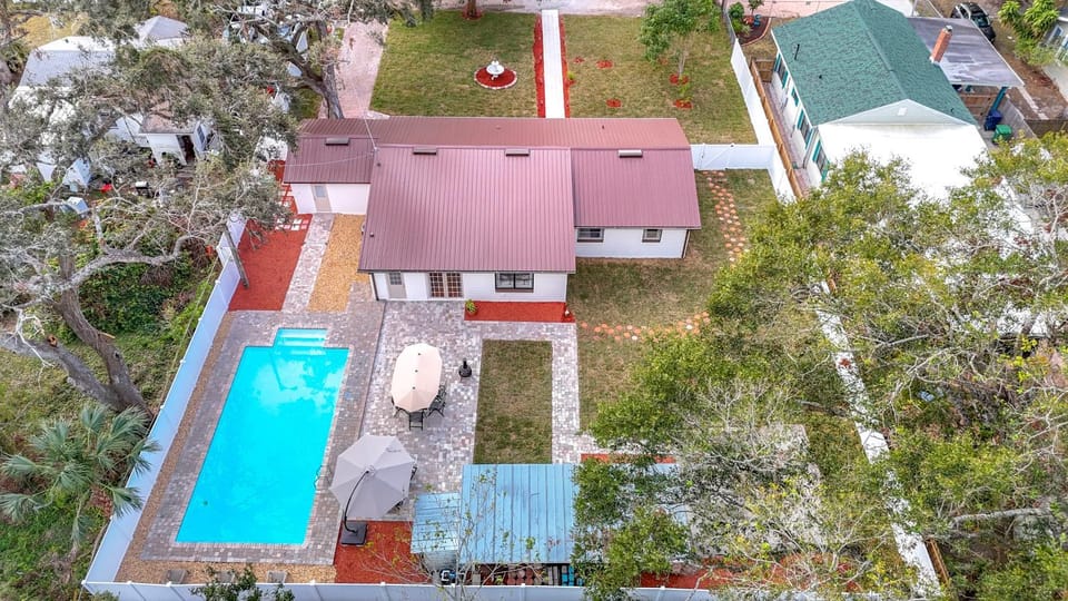 Property building, Bird's eye view, Garden, Swimming pool