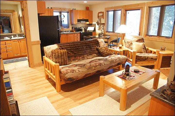 Private Hot Tub - 1 Bedroom Lock Off - Quiet Location House in Big Sky
