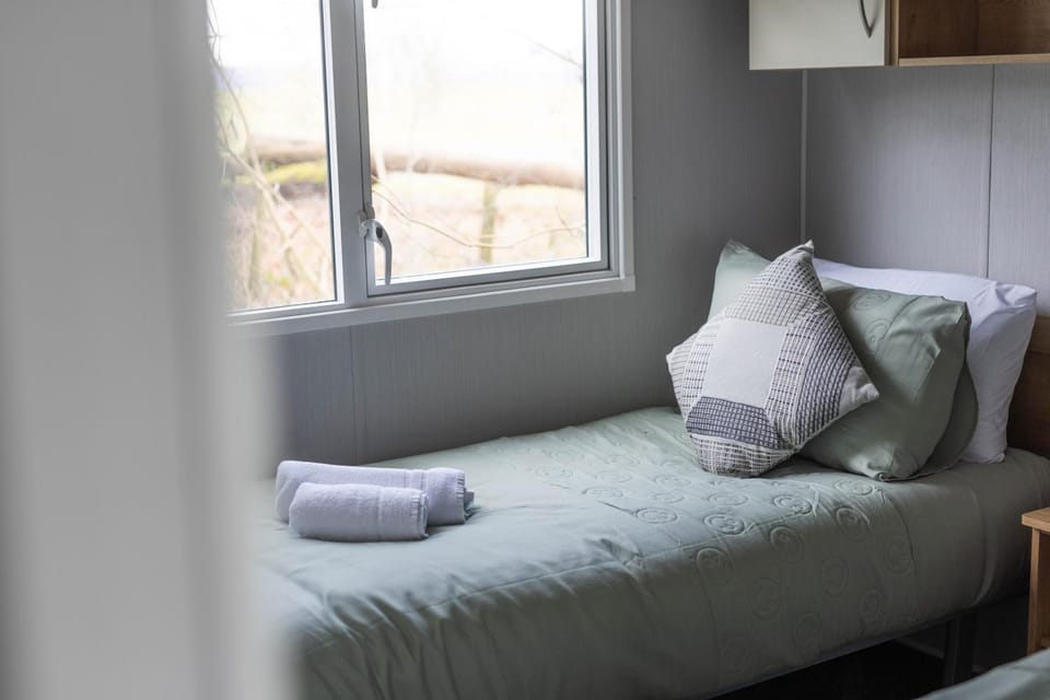 Bed, towels