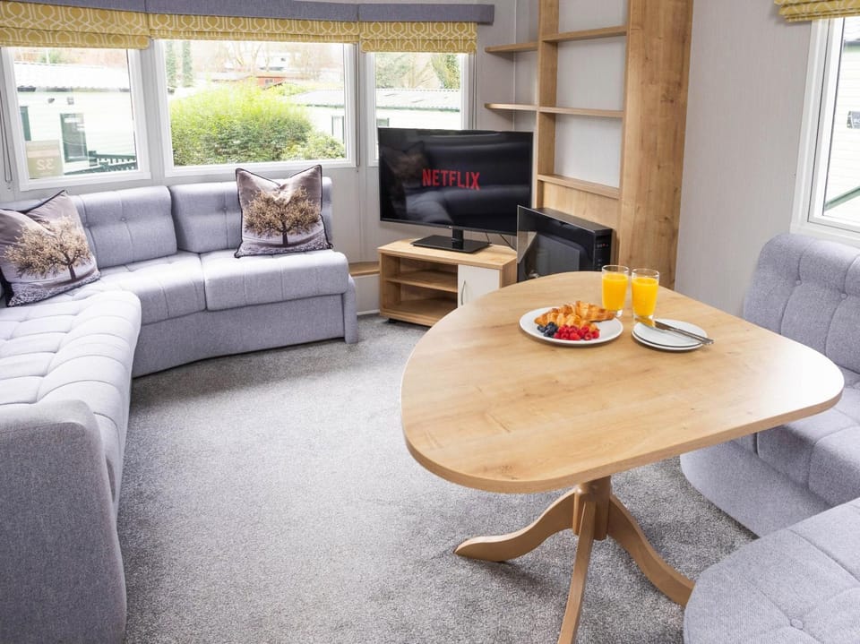 TV and multimedia, Living room, Dining area