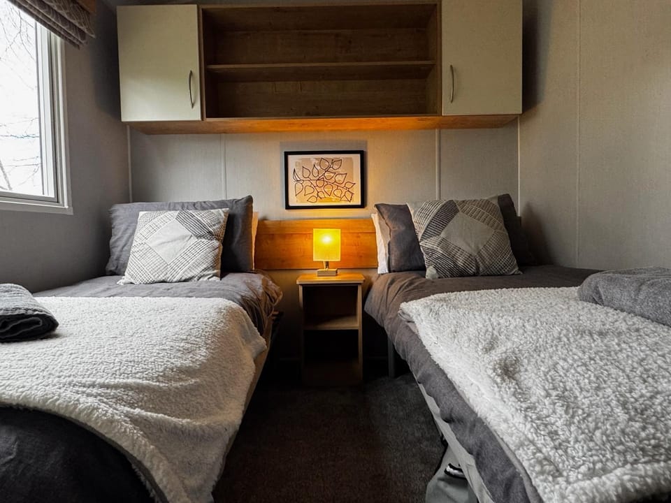 Bed, Photo of the whole room, Bedroom, storage