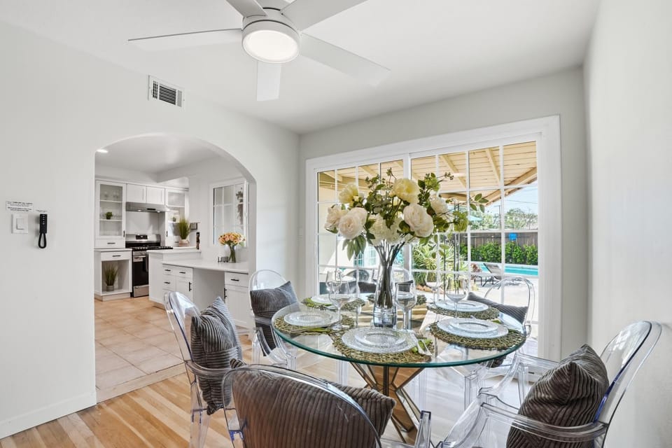 Kitchen or kitchenette, Dining area, Pool view
