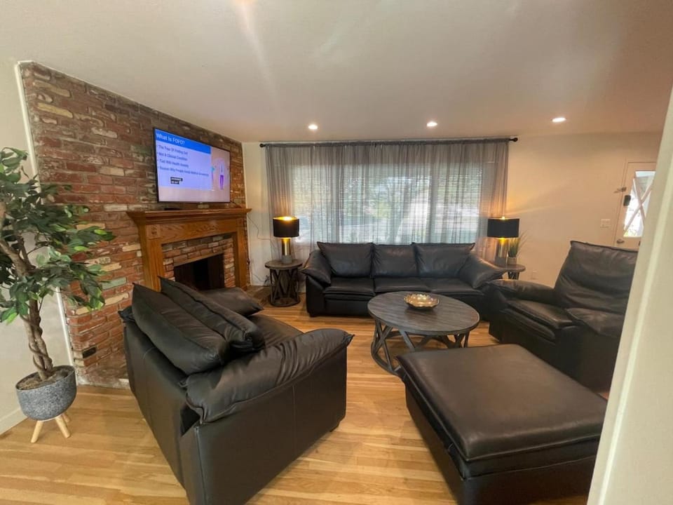Communal lounge/ TV room, TV and multimedia, Living room, Seating area, Evening entertainment