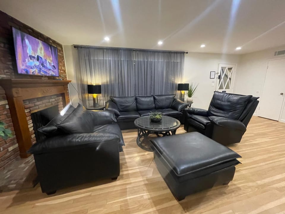 4BR Home near Universal - Private Pool, BBQ, Free Parking House in Granada Hills