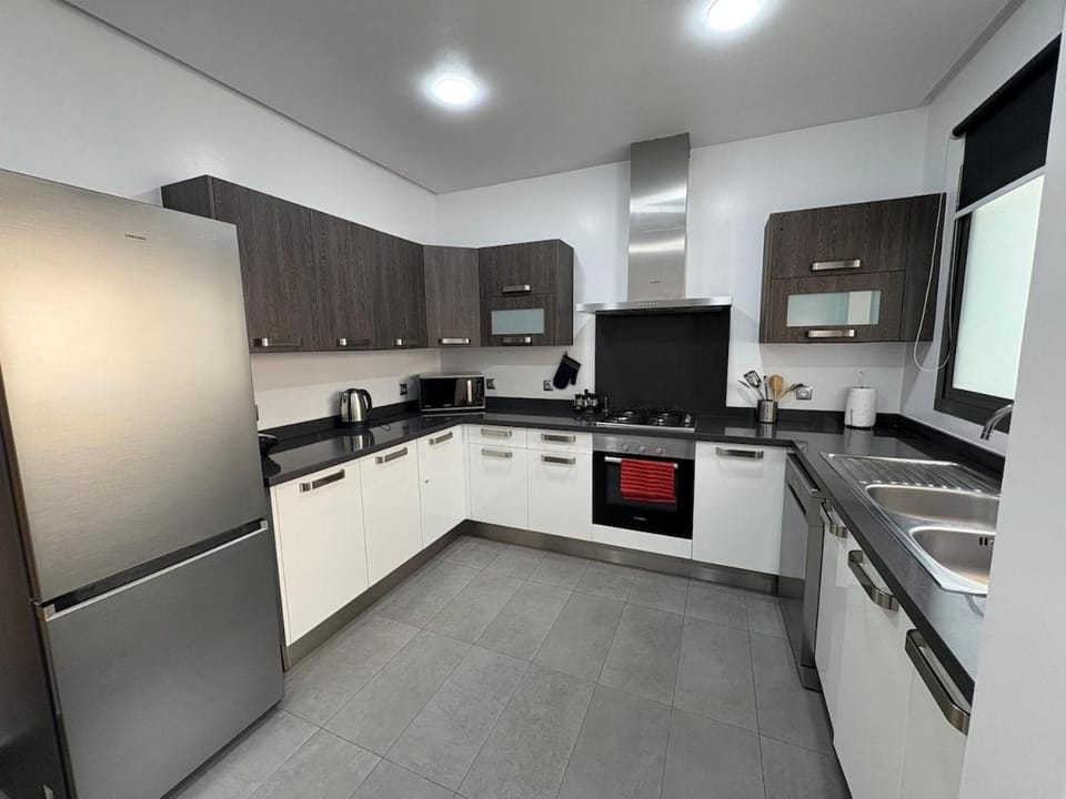 Premium 2 Bedroom Suite Maarif Central & High-Speed Wi-Fi Fully Equipped Walk to Twin Center & Shops Next to Carrefour Val Fleuri Family-Friendly Apartment in Casablanca