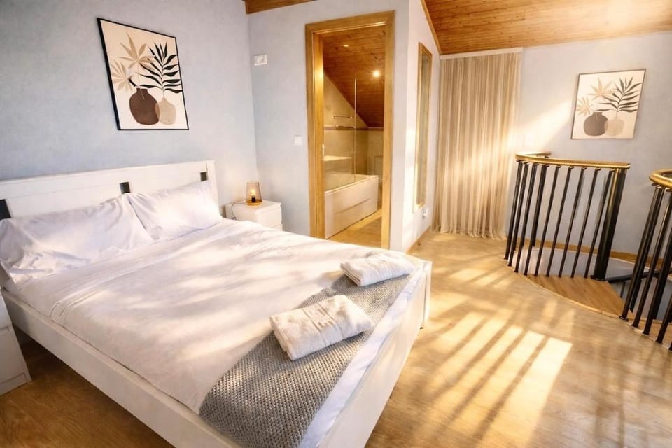 Family Home, Private Terrace, Stunning Ocean View House in Funchal