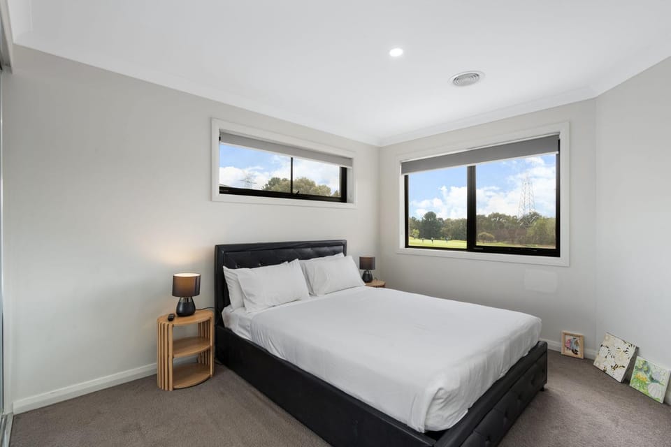 Family-Friendly 4-Bed Home with Courtyard House in Canberra
