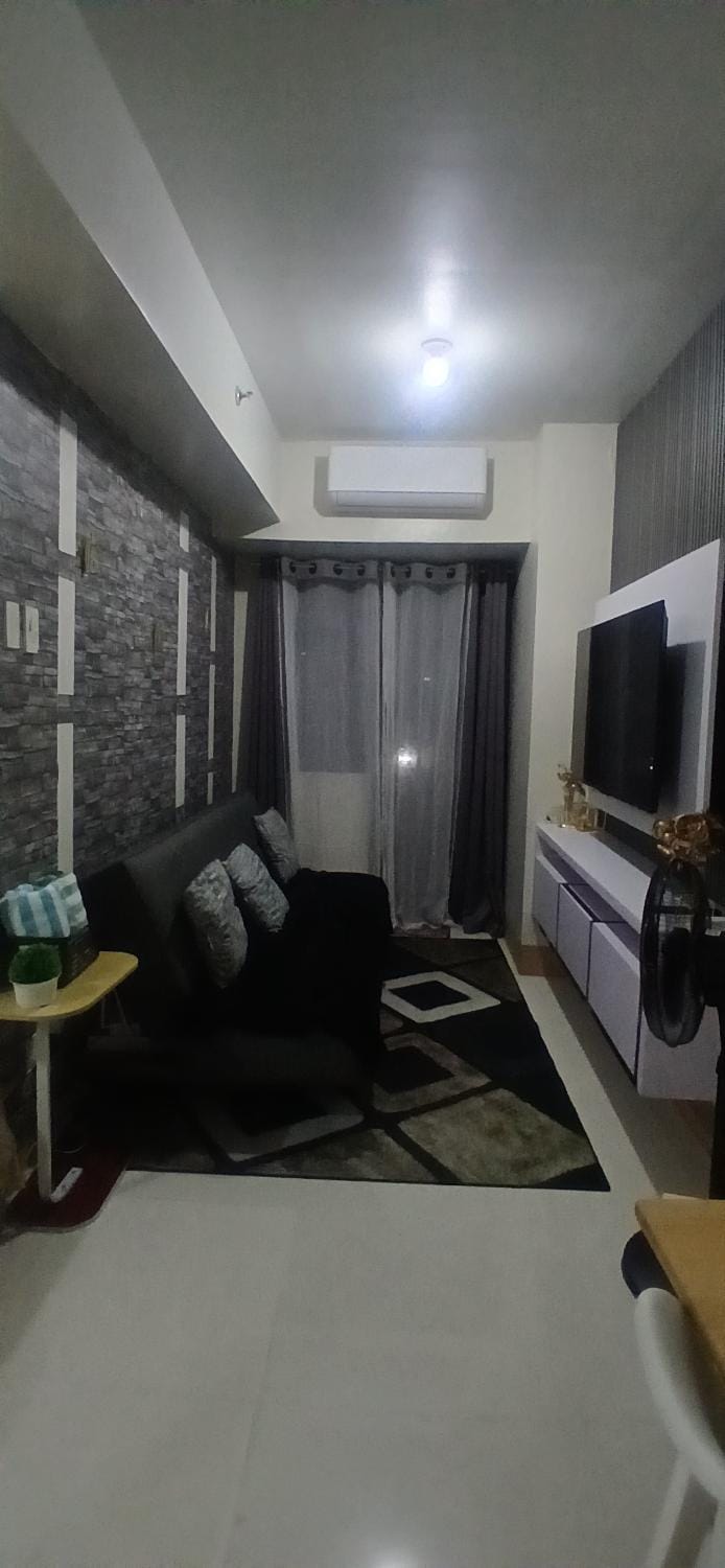 Communal lounge/ TV room, TV and multimedia, Living room, Seating area, air conditioner