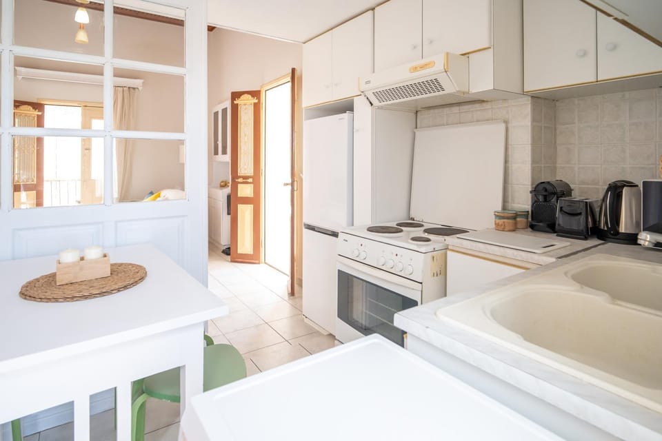 Bed, Kitchen or kitchenette, Photo of the whole room, Dining area, Bedroom, minibar, oven, pet friendly, stove, toaster