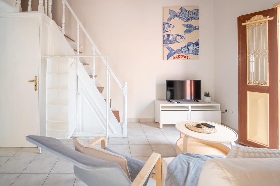 Bed, TV and multimedia, Living room, Photo of the whole room, Seating area, Bedroom