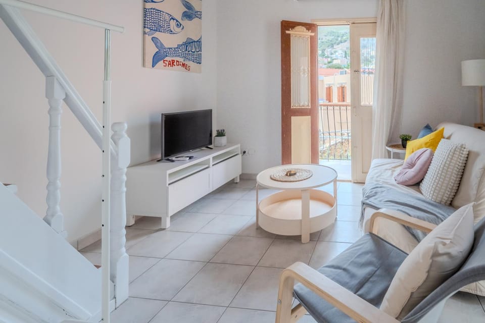 Communal lounge/ TV room, Bed, TV and multimedia, Living room, Photo of the whole room, Seating area, Evening entertainment, Bedroom