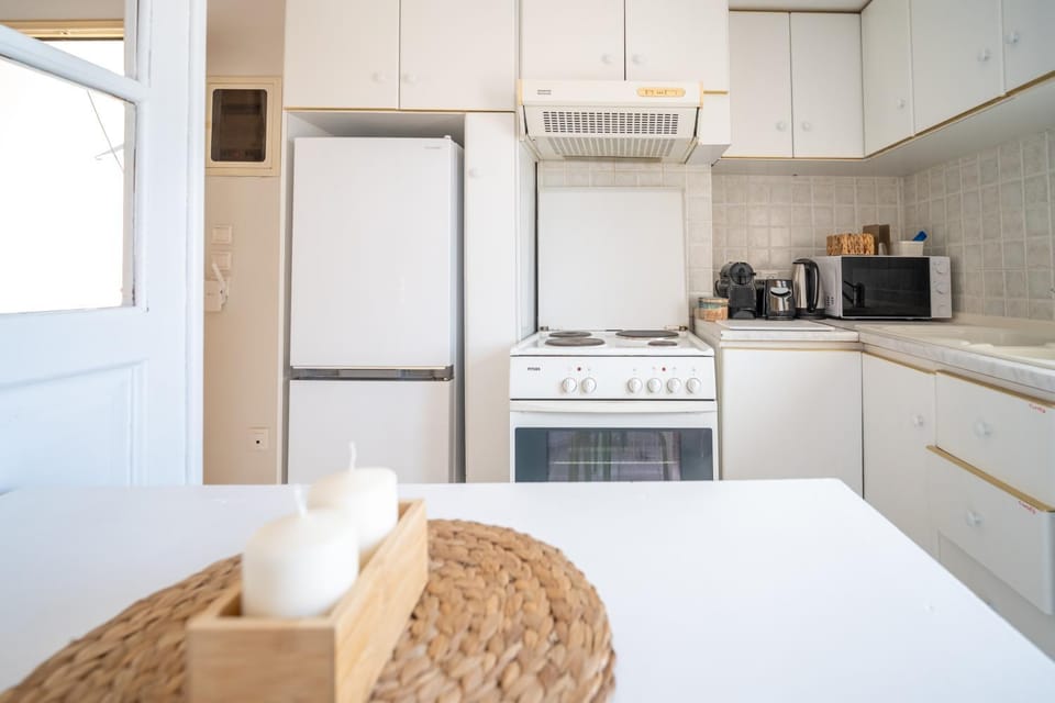 Kitchen or kitchenette, Dining area, minibar, oven, pet friendly, stove, toaster, air conditioner