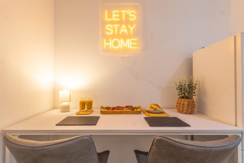 Maison Bleu - Free Parking - Free WIFI Apartment in Coventry