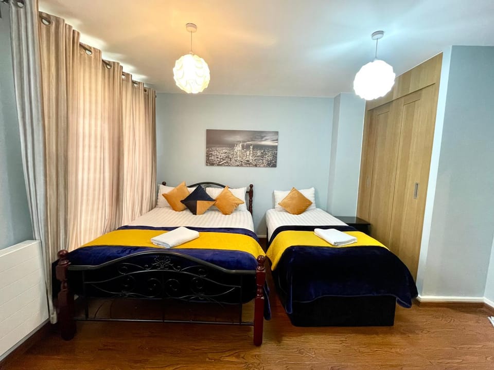 Modern 3BR House, Near Olympic ParK, ABBA & Westfield, Parking House in London