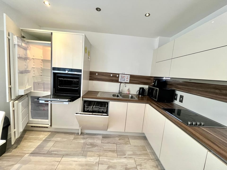 Modern 3BR House, Near Olympic ParK, ABBA & Westfield, Parking House in London