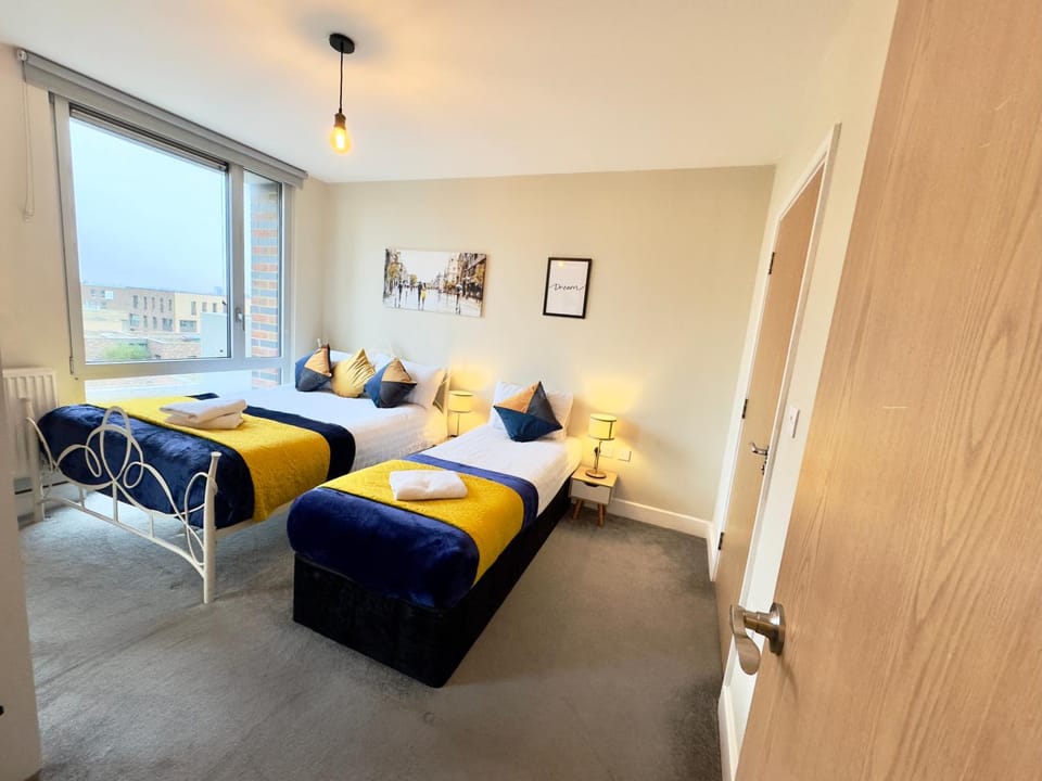 Stylish 2BR 2Bath, Balcony Views, Stratford, ABBA Apartment in London