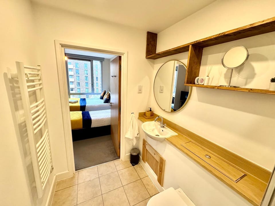 Stylish 2BR 2Bath, Balcony Views, Stratford, ABBA Apartment in London