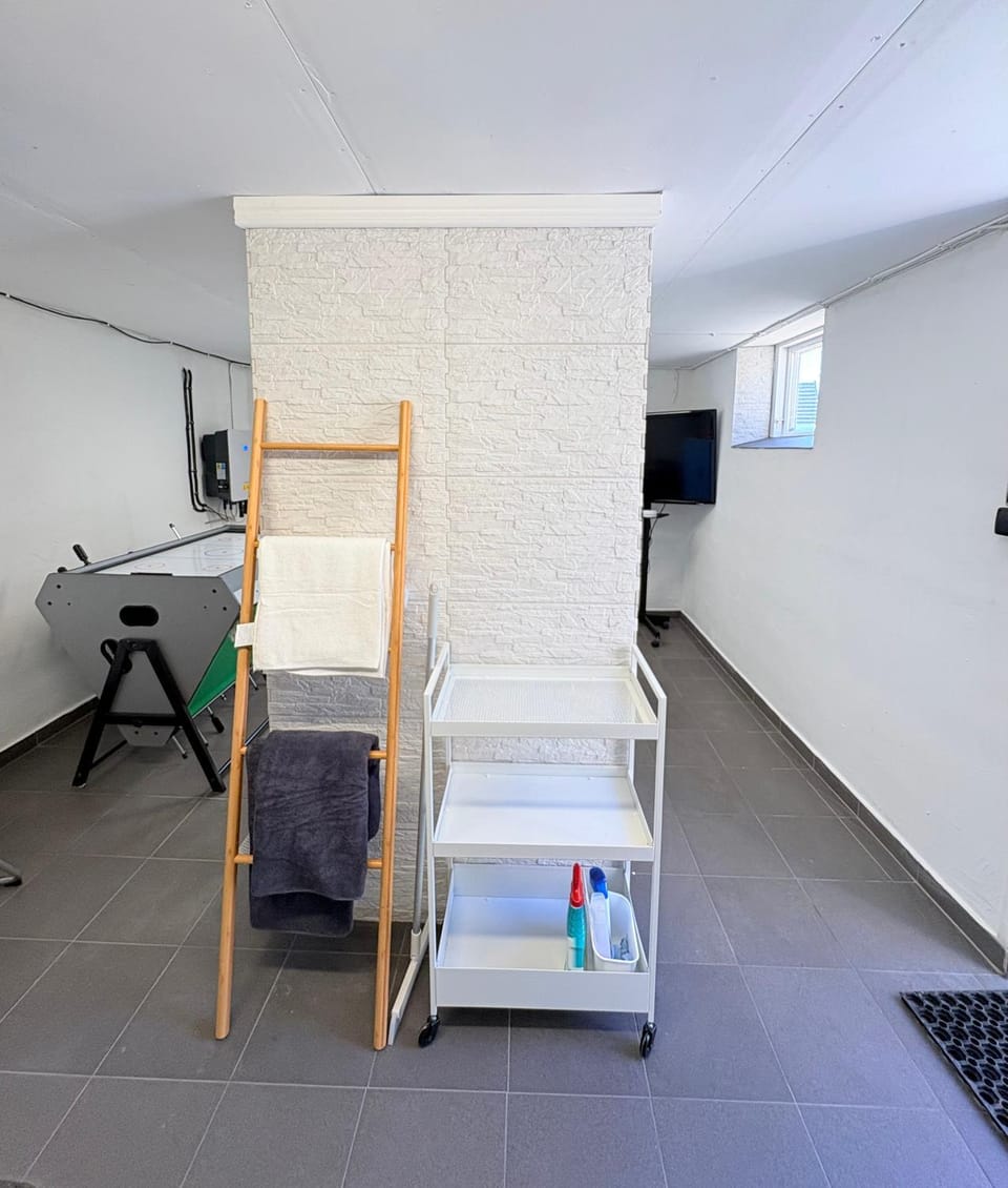 Shower, Game Room, Photo of the whole room, towels, washing machine