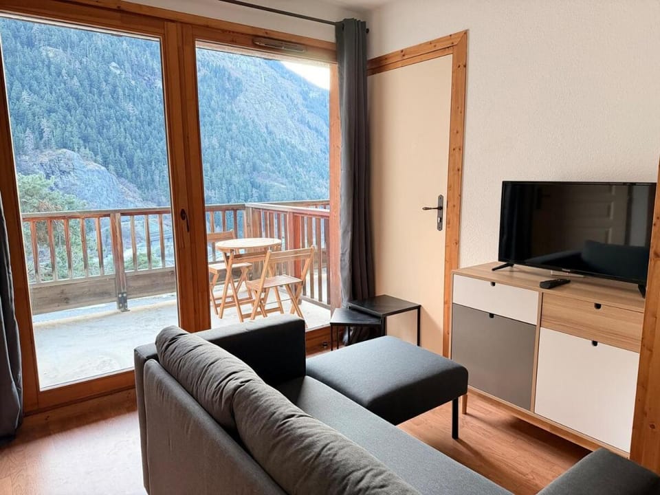 Patio, TV and multimedia, Living room, Seating area, Mountain view, Family, heating, internet, storage