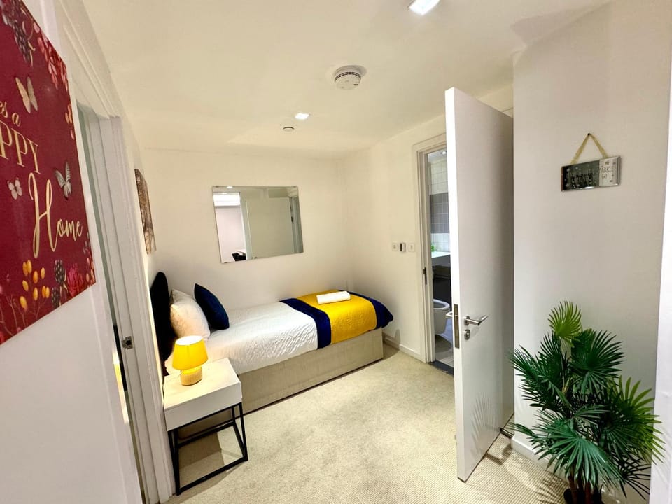 Cosy Apartment, Balcony River View, O2, Cable Car Apartment in London
