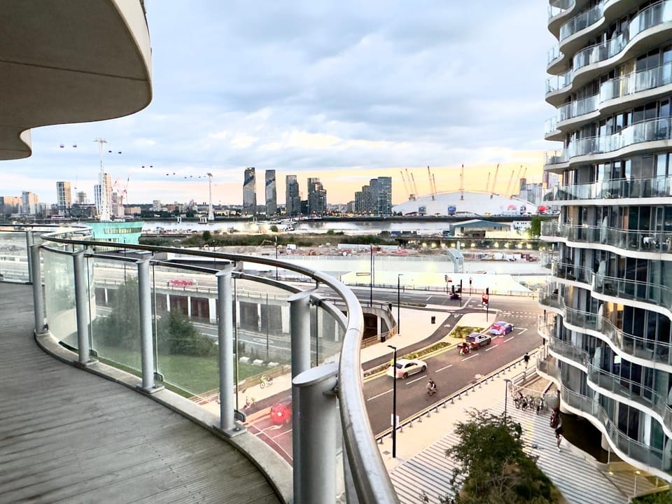 Property building, View (from property/room), Balcony/Terrace, City view, Lake view, River view