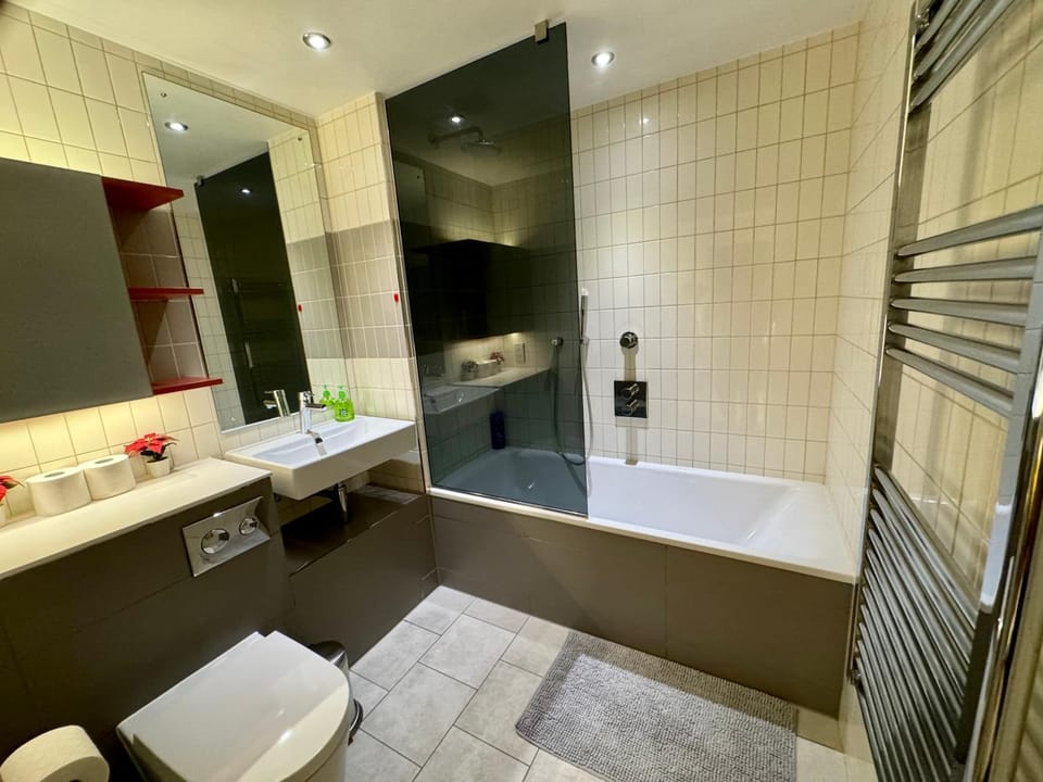 Cosy Apartment, Balcony River View, O2, Cable Car Apartment in London