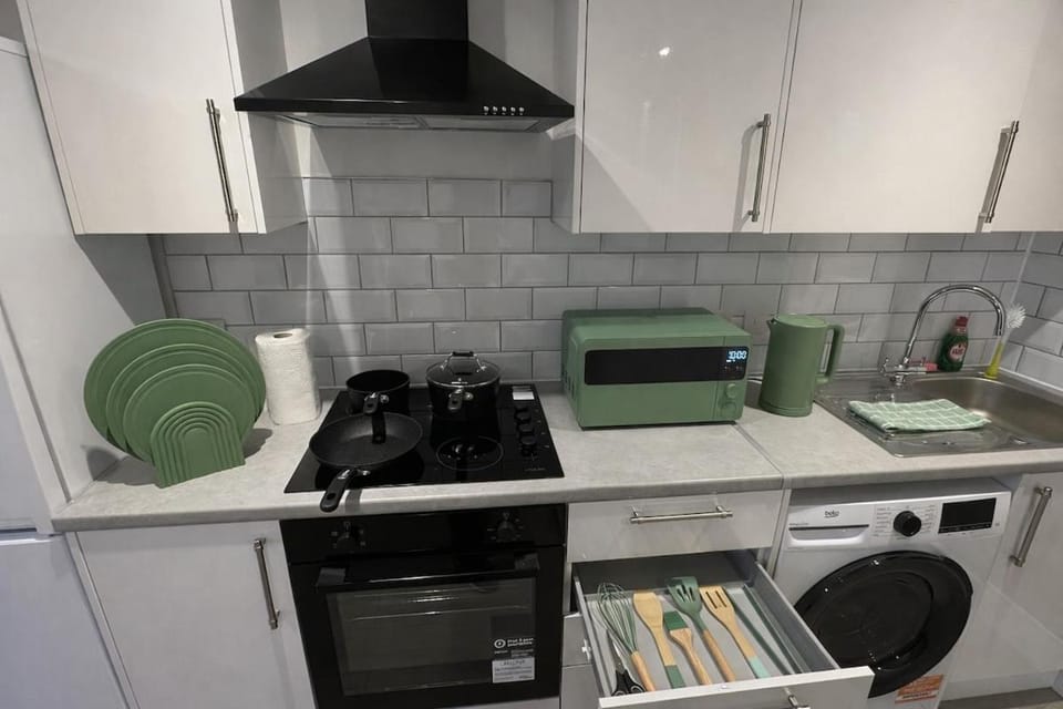 Coffee/tea facilities, Kitchen or kitchenette, oven, stove, toaster