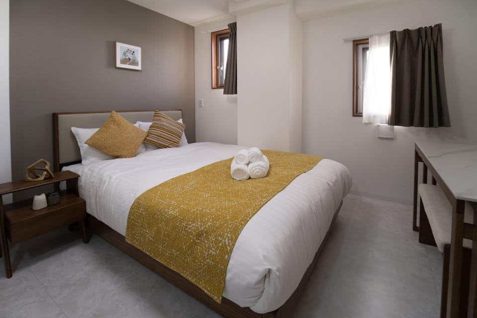 Bed, Photo of the whole room, Bedroom, towels
