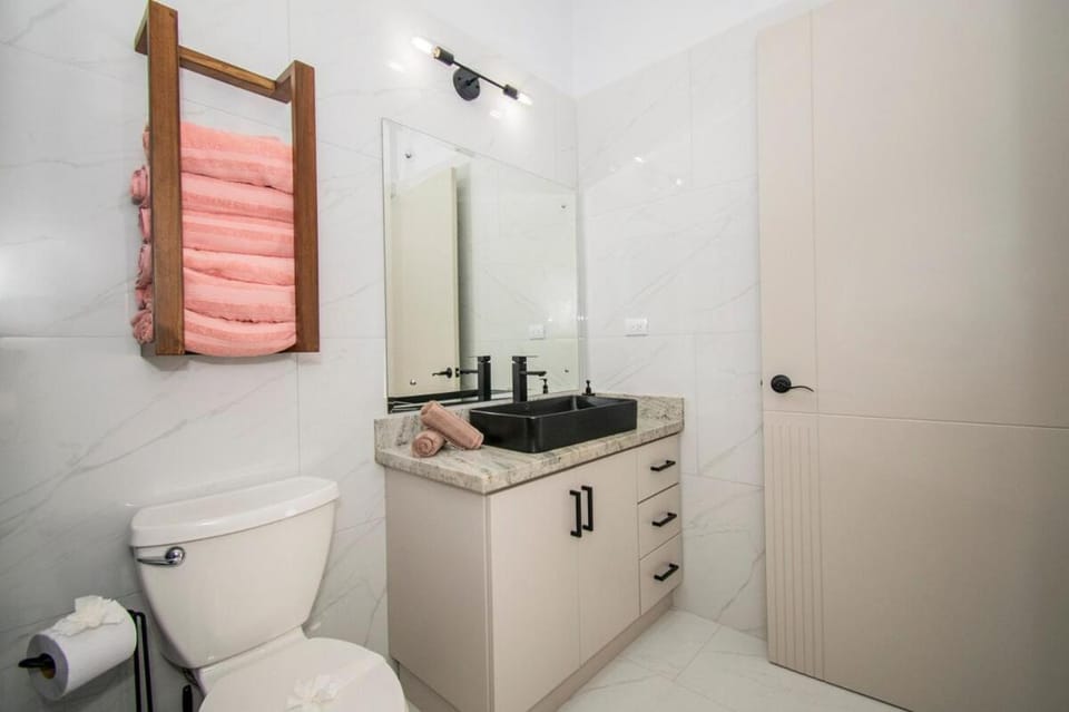 5 min walk to Uvita beach, pool, 3 bdr, AC! Villa in Uvita