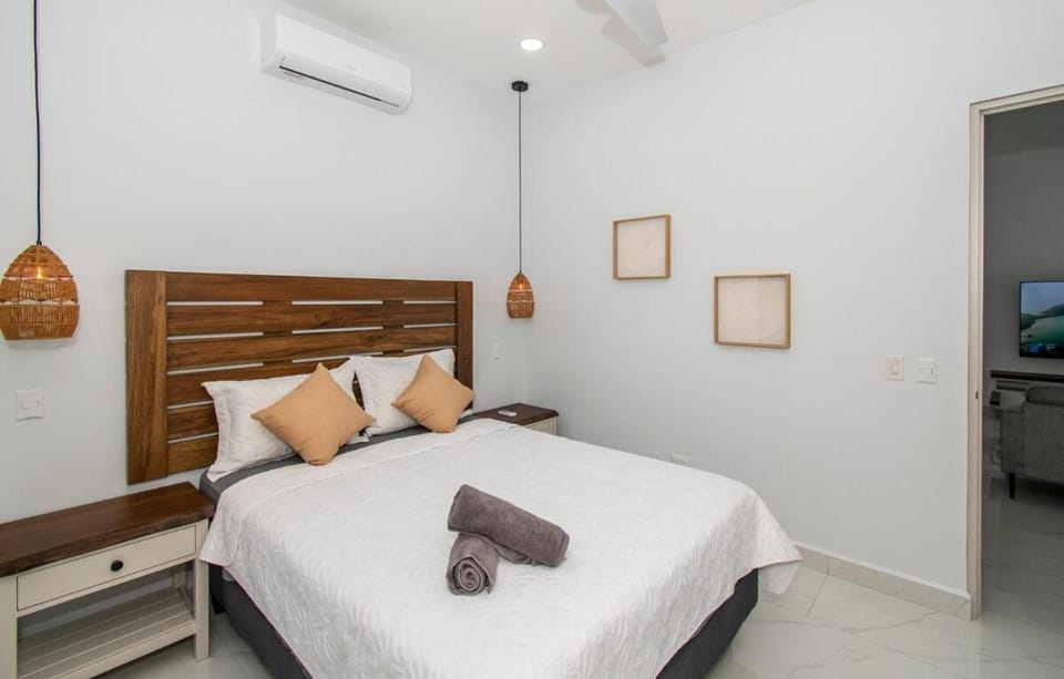 5 min walk to Uvita beach, pool, 3 bdr, AC! Villa in Uvita