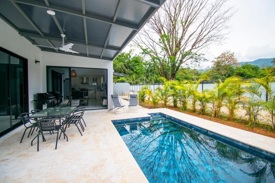 5 min walk to Uvita beach, pool, 3 bdr, AC! Villa in Uvita