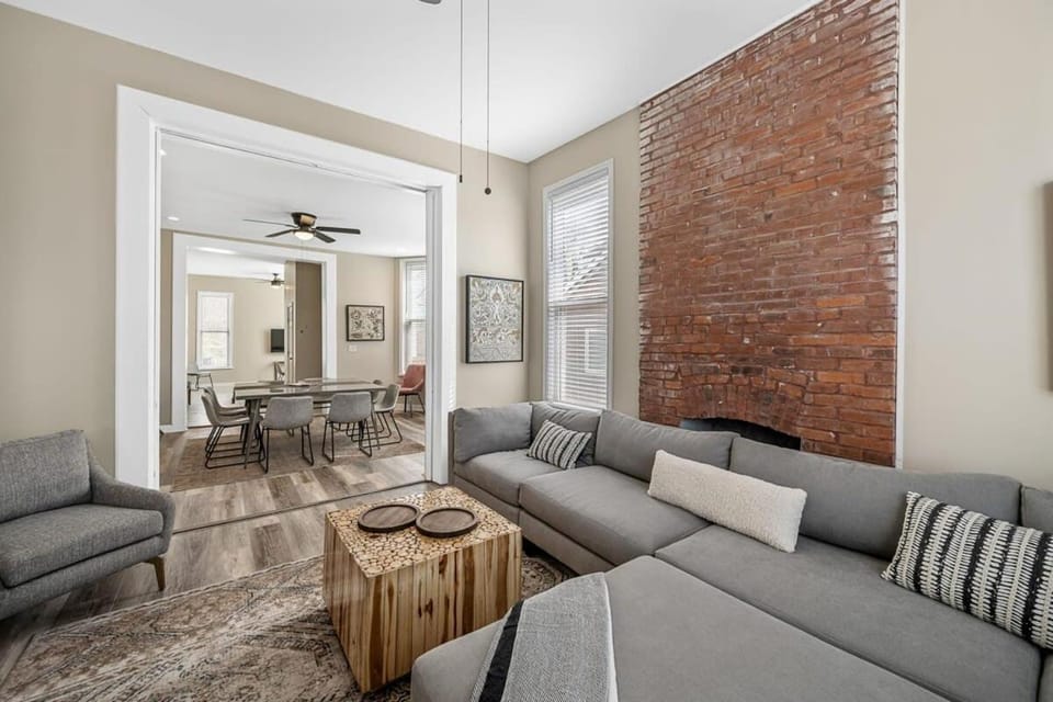 Magnificent 5BR Beauty ABODEbucks House in Saint Louis