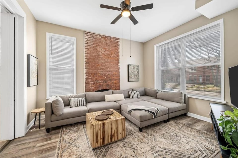 Magnificent 5BR Beauty ABODEbucks House in Saint Louis