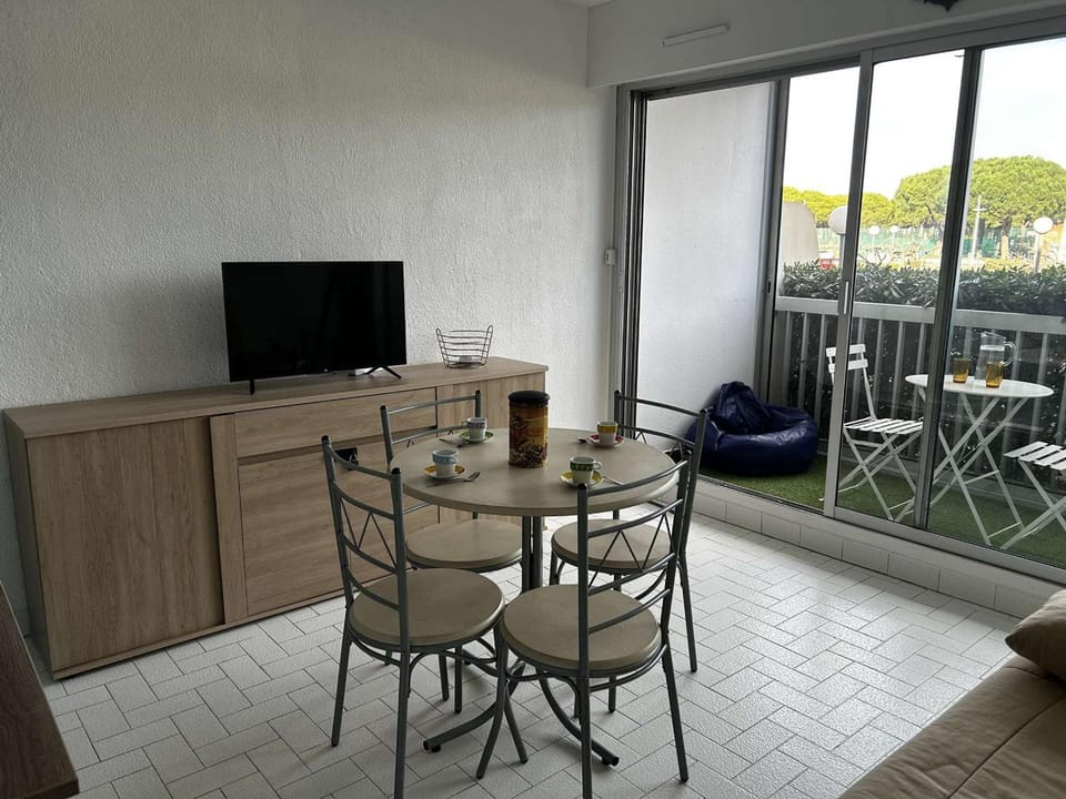 Studio cabine 4 pers à Port Camargue avec terrasse et parking privé - FR-1-250-329 Cabin in Le Grau-du-Roi