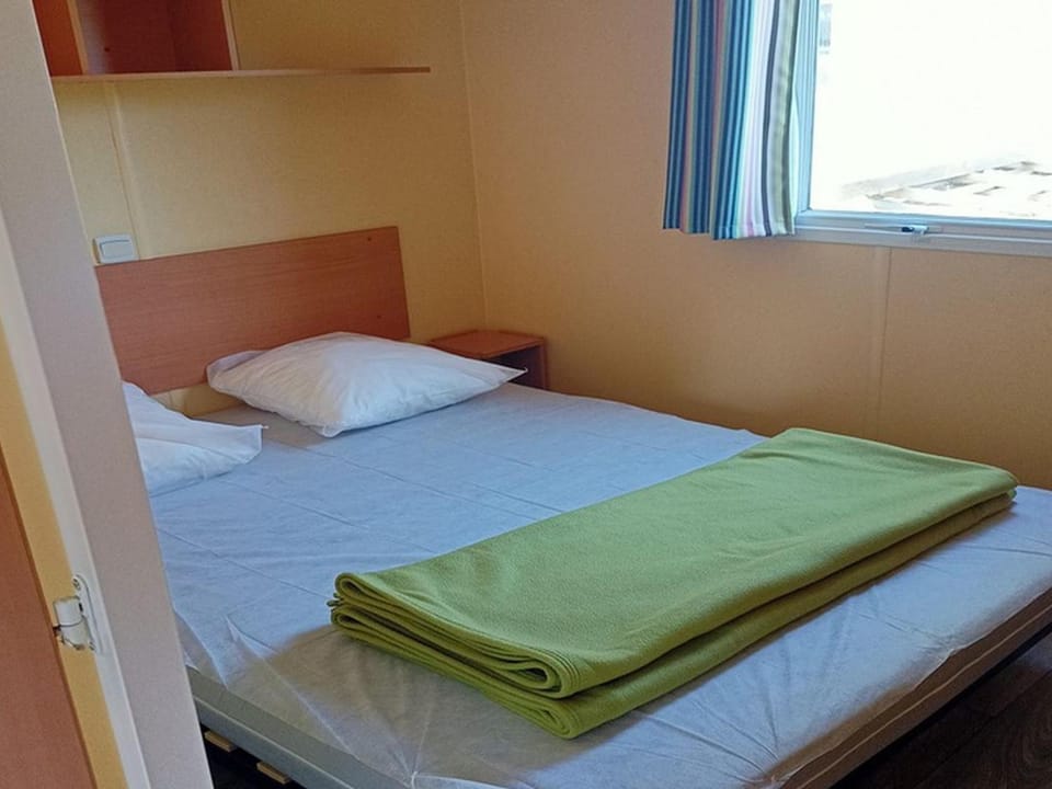 Location Mobil-home, 2 Chambres, Terrasse - API-1-52-1732 Campground/ 
RV Resort in Pays de la Loire