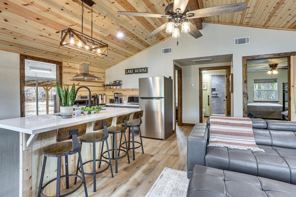 Fish Sam Rayburn! Secluded Cabin w/ Deck & Grill Cabin in Toledo Bend Reservoir