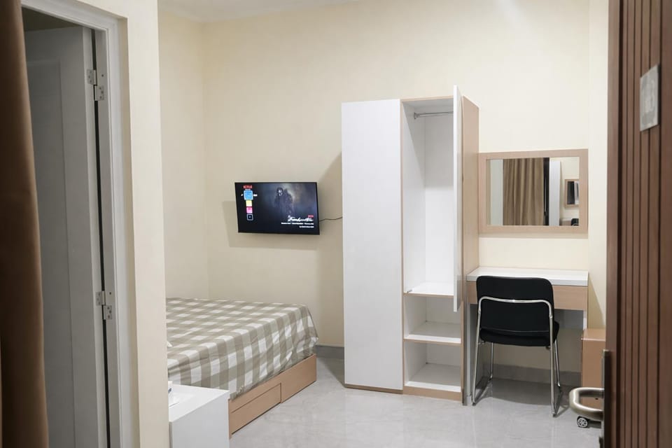 Bed, TV and multimedia, Bedroom, wardrobe