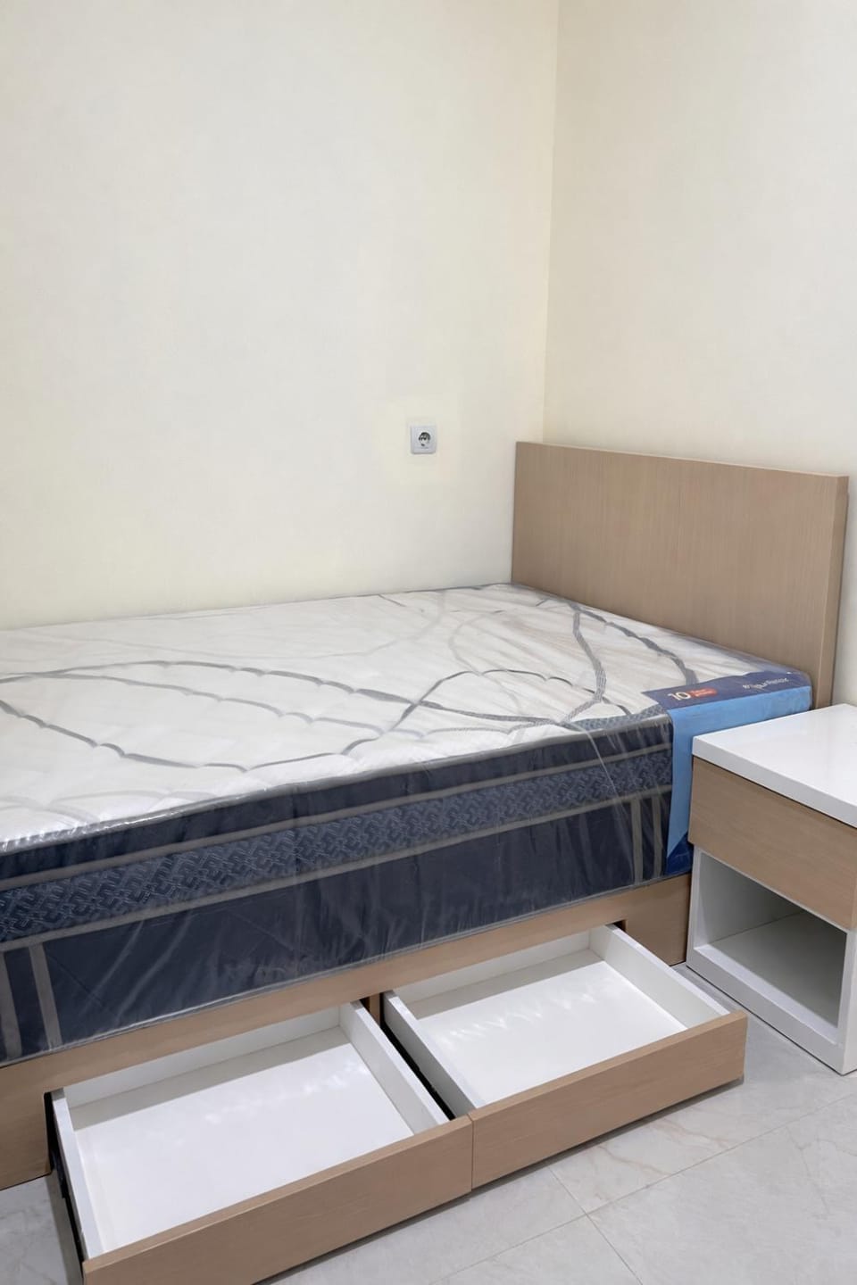 Bed, Bedroom, wardrobe, air conditioner