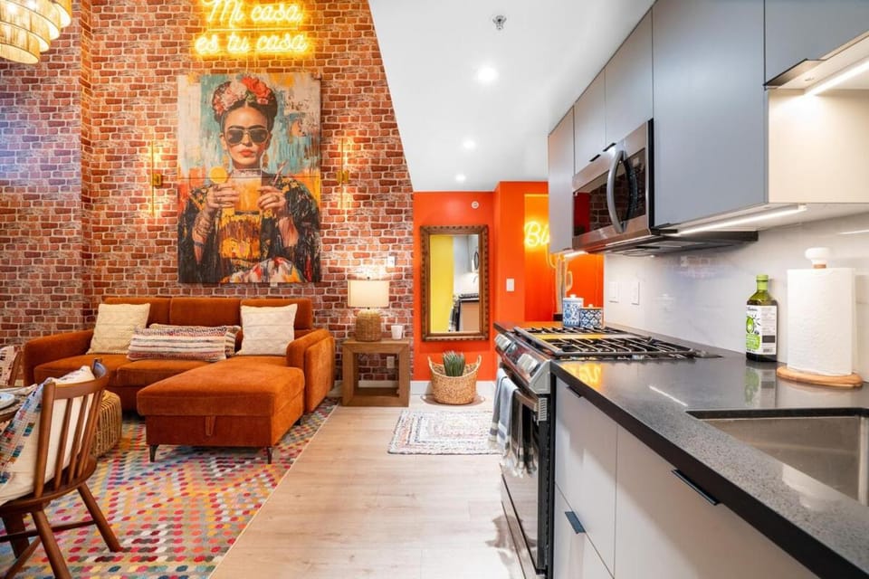 Casa DT Vancouver - Mexican Theme Apartment in Vancouver